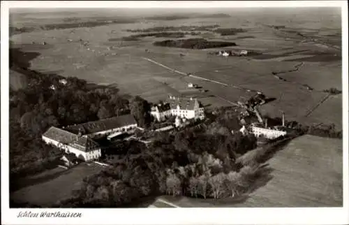 Ak Warthausen in Baden Württemberg, Luftaufnahme von Schloss  weitläufige Felder