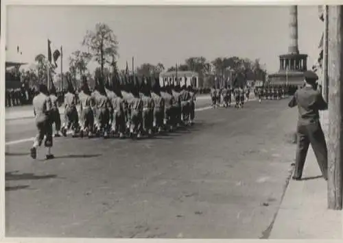 Original Foto Berlin Tiergarten, Ost-West-Allee, Siegessäule, Alliiertenparade, 1945/46, 13 x 17 cm