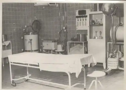 Original Foto Berlin Tiergarten, Zoobunker, Krankenhaus, OP-Saal, um 1945/46, ca. 13 x 17 cm
