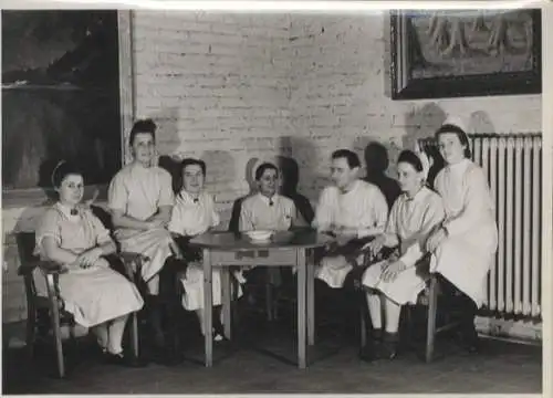 Original Foto Berlin Tiergarten, Zoobunker, Krankenhaus, Krankenschwestern, 1945/46, ca. 13 x 17 cm