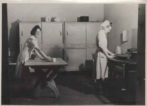 Original Foto Berlin Tiergarten, Zoobunker, Krankenhaus, Schwesternzimmer, 1945/46, ca. 13 x 17 cm