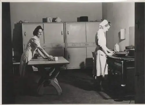 Original Foto Berlin Tiergarten, Zoobunker, Krankenhaus, Schwesternzimmer, 1945/46, ca. 13 x 17 cm