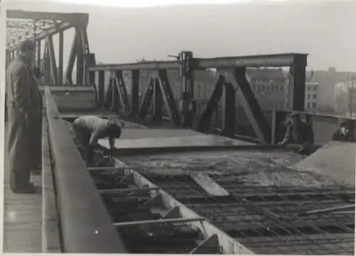Original Foto Berlin Kreuzberg, Gleisdreieck, Bauarbeiten, um 1945/46, ca. 13 x 17 cm