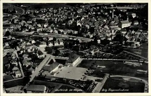 Ak Leutkirch im Allgäu Württemberg, Luftaufnahme von Leutkirch, Stadtansicht, alte Gebäude