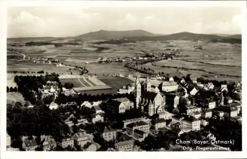 Ak Cham in der Oberpfalz, Luftaufnahme von  Bayer. Ostmark, Sicht auf Kirche und Stadt