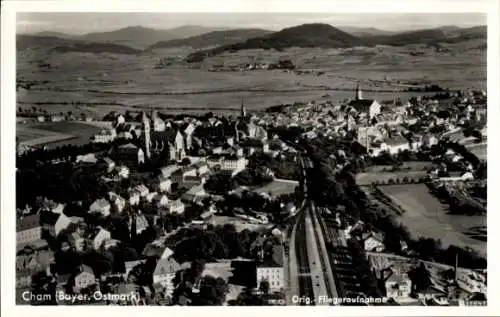 Ak Cham in der Oberpfalz, Luftaufnahme von  Bayer. Ostmark, Stadtansicht, Landschaft, Kirchen