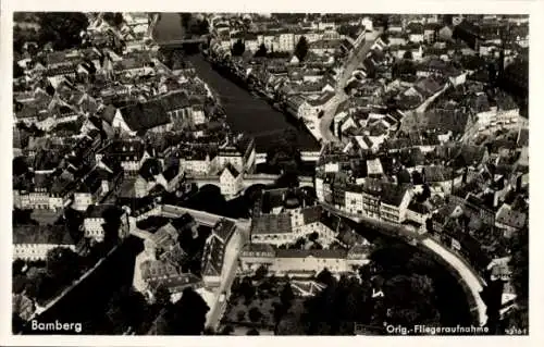 Ak Bamberg in Oberfranken, Luftaufnahme von  idyllische Altstadt, Fluss,  Gebäude