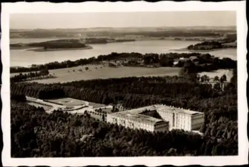 Ak Herrenchiemsee Herreninsel Chiemsee Oberbayern, Luftaufnahme von Schloss  umgeben von Natur, S