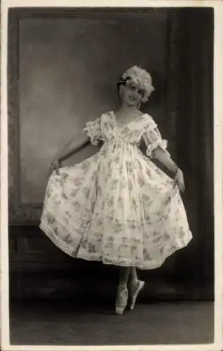 Foto Ak Frau in weißem Kleid, Tänzerin, Porträt
