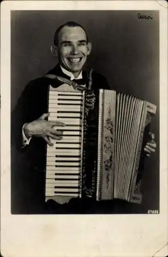 Ak Mann mit Akkordeon, Porträt, Musiker