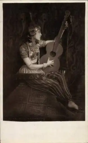 Foto Ak Musiker mit Gitarre, Porträt, Tracht, Schmuck
