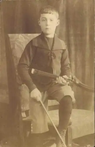 Foto Ak Junge mit Musikinstrument, Porträt