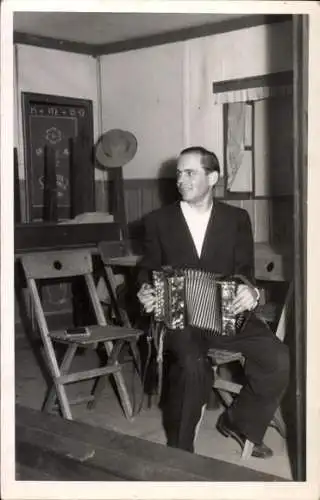 Foto Ak Mann mit Musikinstrument, Porträt, Akkordeon