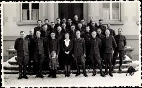 Foto Ak Männer in Uniformen, Gruppenfoto, Kinder