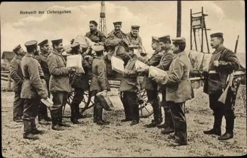 Ak Ankunft der Liebesgaben, Deutsche Soldaten in Uniformen, Post, I. WK