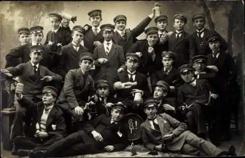 Studentika Foto Ak Gruppenfoto der Studenten, Fass, Bier