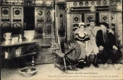 Ak Bretagne, bretonische Familie in Tracht, Stube, Spinnrad