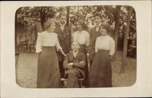 Foto Ak Familienbild, Frauen, Jungen