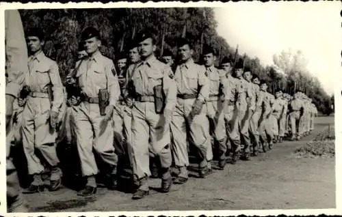 Foto Ak Marokko, marschierende französische Soldaten, Parade 14. Juli 1957