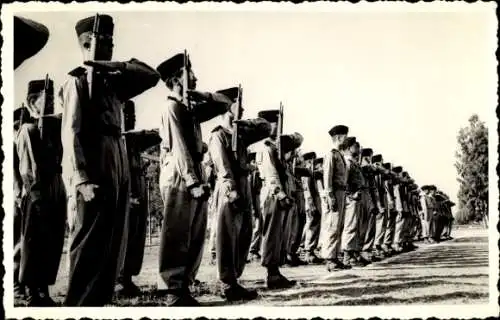 Foto Französische Soldaten in Uniformen, Gewehr, Jahr 1957