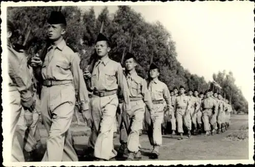 Foto Ak Marokko, marschierende französische Soldaten, Parade 14. Juli 1957, Camp Lyautey