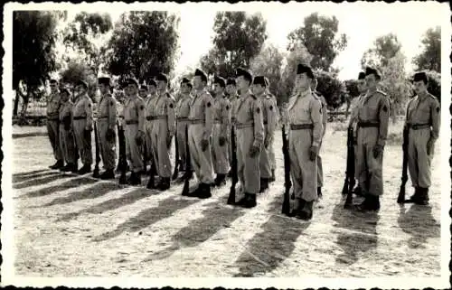 Foto Französische Soldaten in Uniformen, Gewehr, Jahr 1957