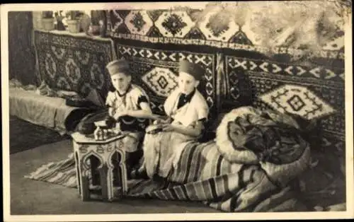 Foto Ak Maghreb, Arabische Tracht, Zwei Jungen
