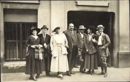 Foto Ak Gruppe von Männern und Frauen vor einem Hauseingang
