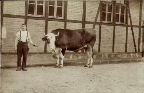 Foto Ak Mann mit Stier vor einer Scheune