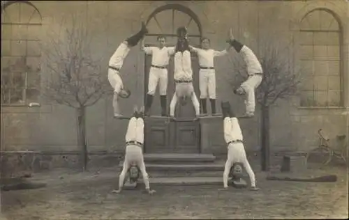 Foto Ak Turner in einer Menschenpyramide