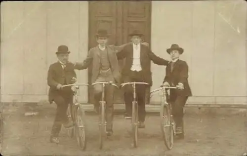 Foto Ak Vier Radfahrer, Gruppenfoto, Fahrräder