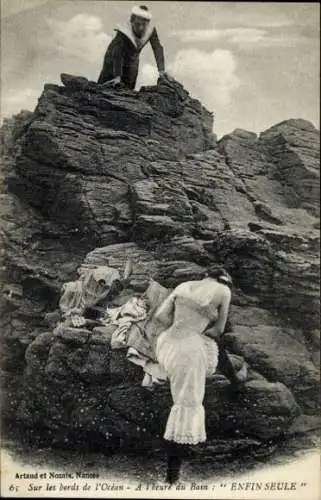Ak französischer Matrose beobachtet eine Frau, die sich an der Küste entkleidet