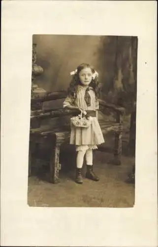 Foto Ak Mädchen-Porträt, Korb, Emma Schneider