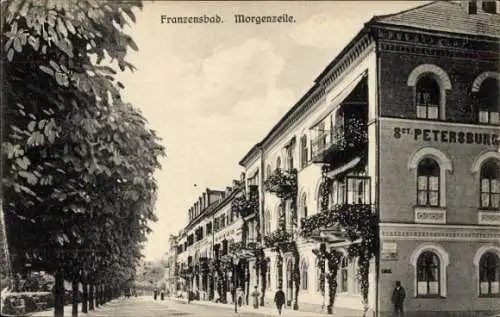 Ak Františkovy Lázně Franzensbad Region Karlsbad,  Morgenzeile, Gebäude mit Balkonen