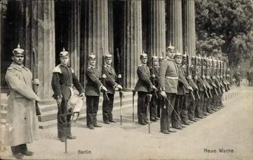 Ak Berlin Mitte, Neue Wache, Soldaten in Uniformen