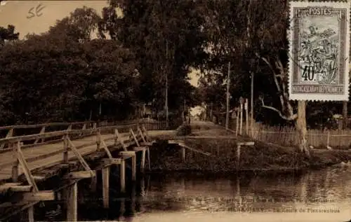 Ak Mananjary Madagaskar, Brücke, Fluss, Bäume, ländliche Szenerie, Poststempel