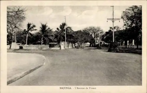 Ak Mahajanga Majunga Madagaskar, L'Avenue de France, Straßenansicht mit Palmen