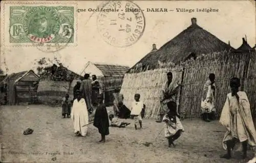 Ak Dakar Senegal, Dorfansicht, traditionelle Hütten, einheimische Bevölkerung, Kinder spielen
