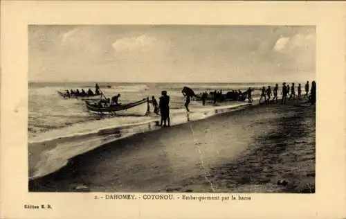 Ak Cotonou Dahomey Benin, Schiffslandung am Strand, Fischerboote, Menschen am Ufer