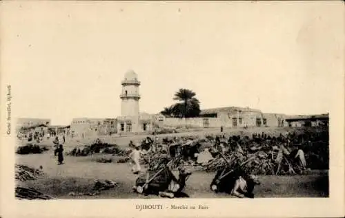 Ak Djibouti Dschibuti, Markt mit Palmen, Menschen im traditionellen Gewand, hölzerne Stämme