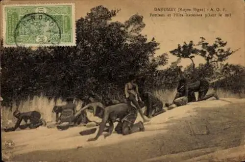 Ak Dahomey Benin, Frauen und Mädchen beim Mahlen von Hirse