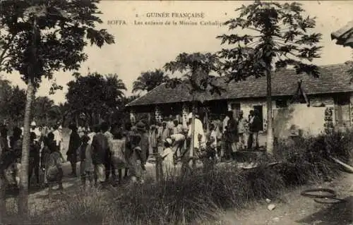 Ak Conakry Guinea, Les enfants de la Mission Catholique, Menschenmenge, Gebäude, Palmen