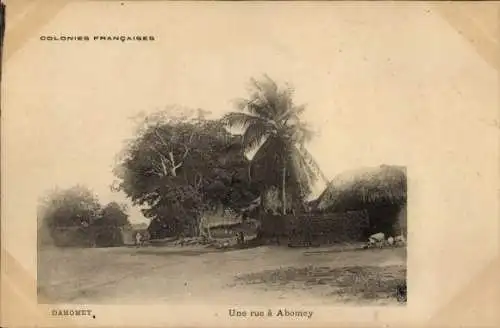 Ak Abomey Benin, Historische Straße mit Palmen, traditionelle afrikanische Bauweise, Dahomey