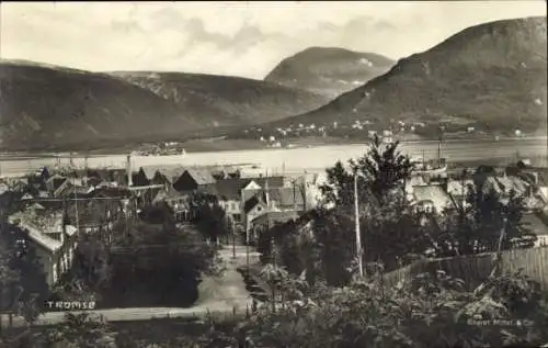 Ak Tromsø Tromsö Norwegen, Schöne Landschaftsansicht, Stadtansicht, Berge im Hintergrund, Schw...