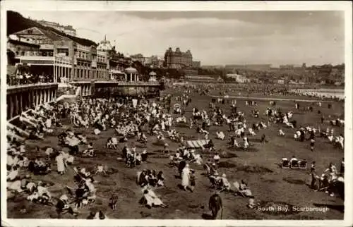 Ak Scarborough North Yorkshire, Südstrand, viele Menschen, Gebäude im Hintergrund, Strandaktiv...