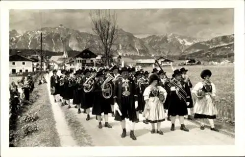 Ak Seefeld in Tirol, Musikantenzug, Alpenlandschaft, Trachtenkleidung