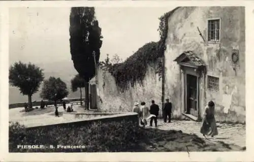 Ak Fiesole Toscana, Sicht auf S. Francesco, Bäume, Wanderer, historische Architektur