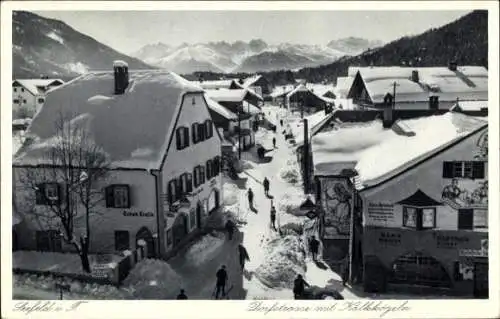 Ak Seefeld in Tirol, Dorfstraße mit Kalkkögeln, Winteransicht