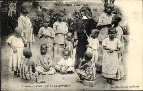 Ak Brazzaville Französisch Kongo, Kinder und Schwester, Mission, katholisch, Gruppenbild