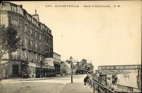 Ak Alfortville Val de Marne, Straßenansicht, Quai d' Gebäude, Baumreihe, Wasserweg